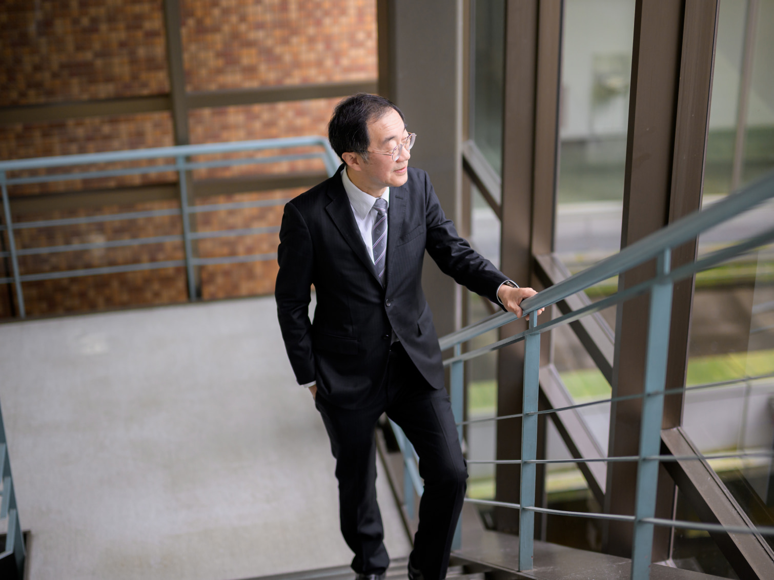 キャンパス内で佇む渡辺修一郎先生