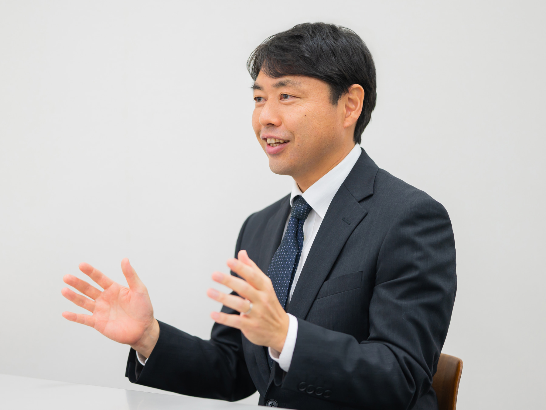 緑川泰史先生がインタビューに応じている様子