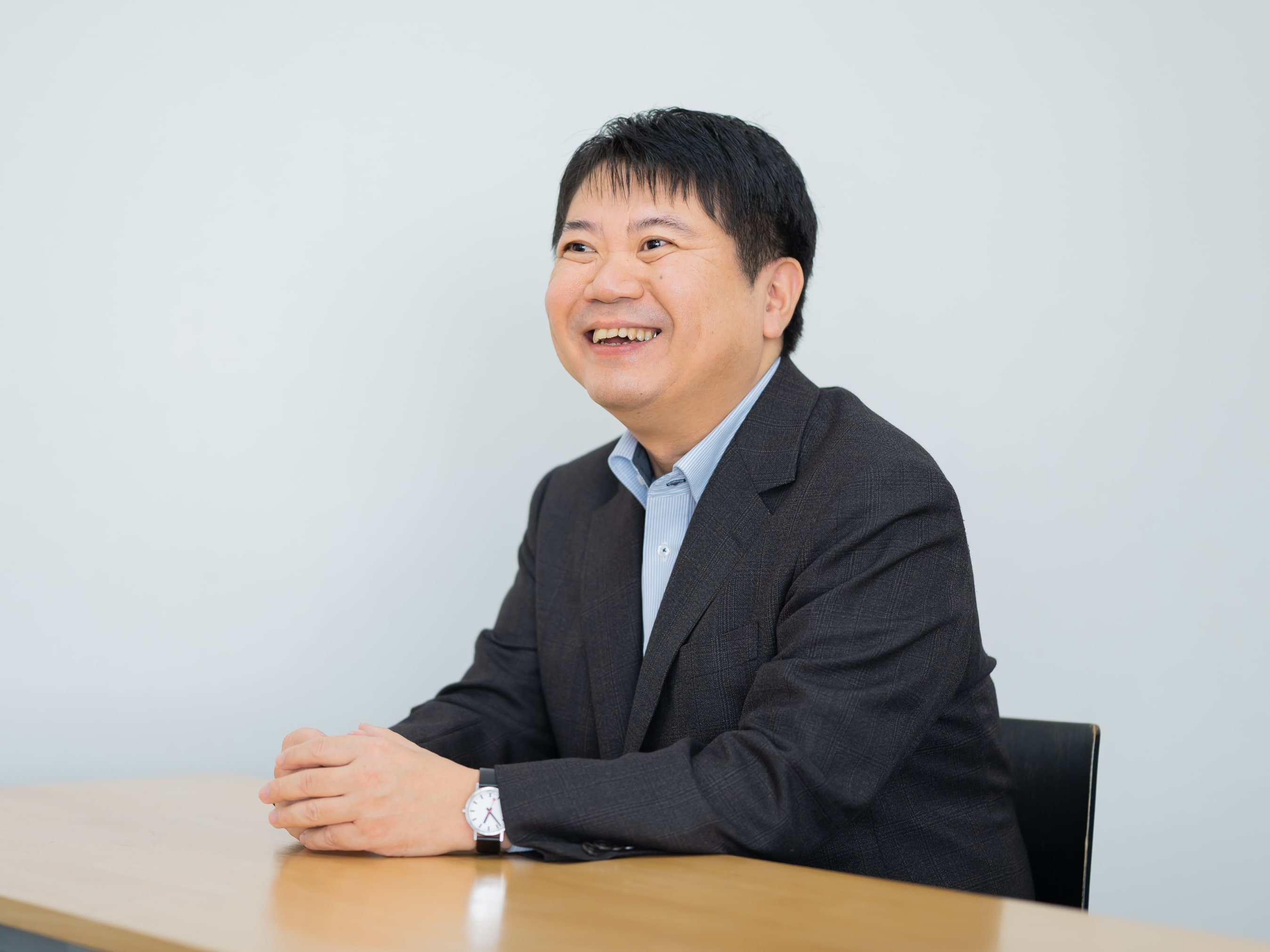 谷内孝行先生がインタビューに応じている様子