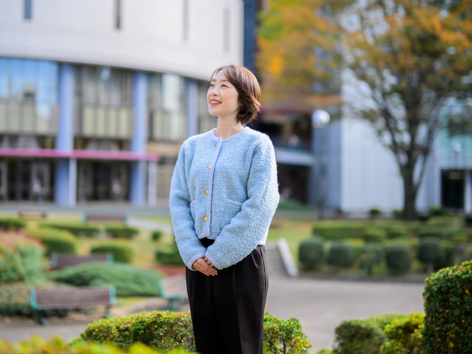 キャンパス内で佇む髙橋弥生先生