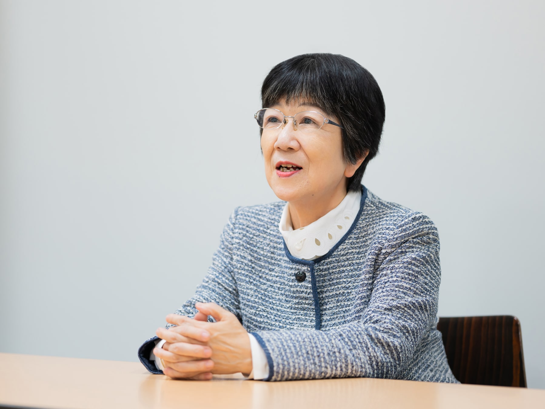 河合先生ががインタビューに応じている様子