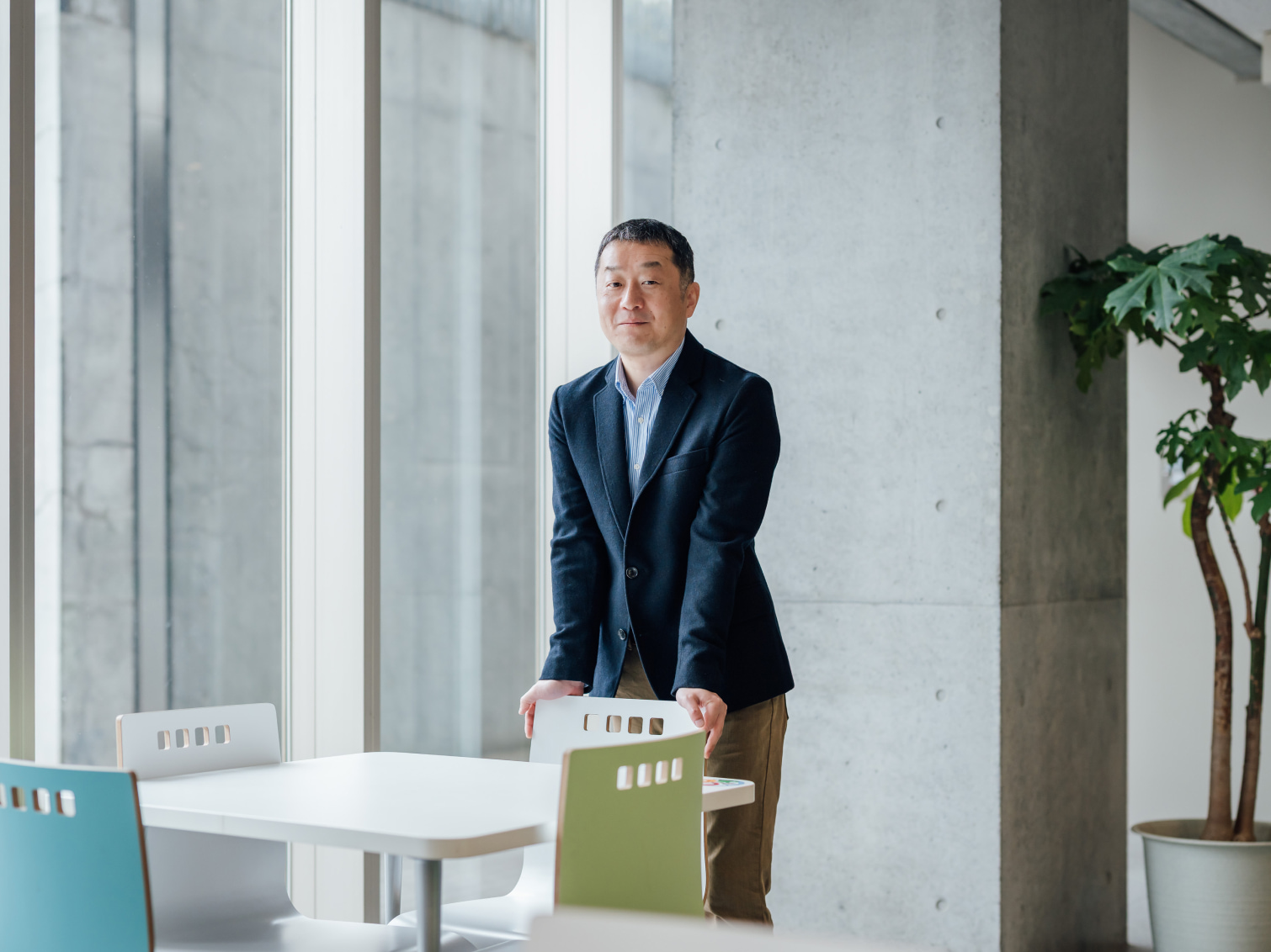 キャンパス内で佇む山口裕貴先生