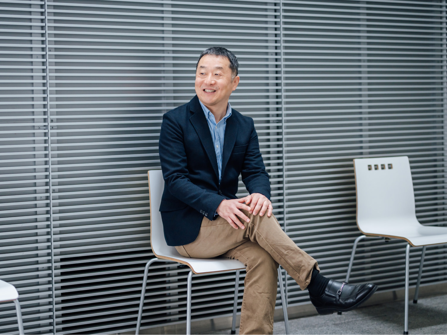 キャンパス内で腰掛ける山口裕貴先生