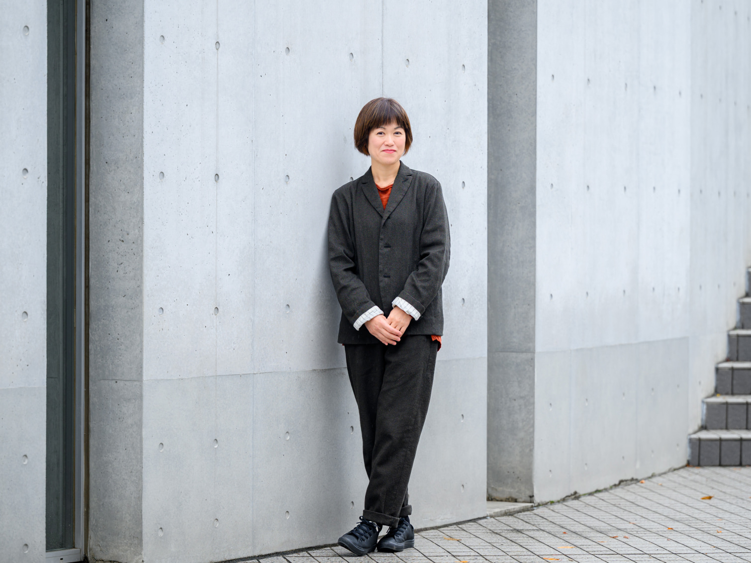 キャンパス内で佇む奥田訓子先生