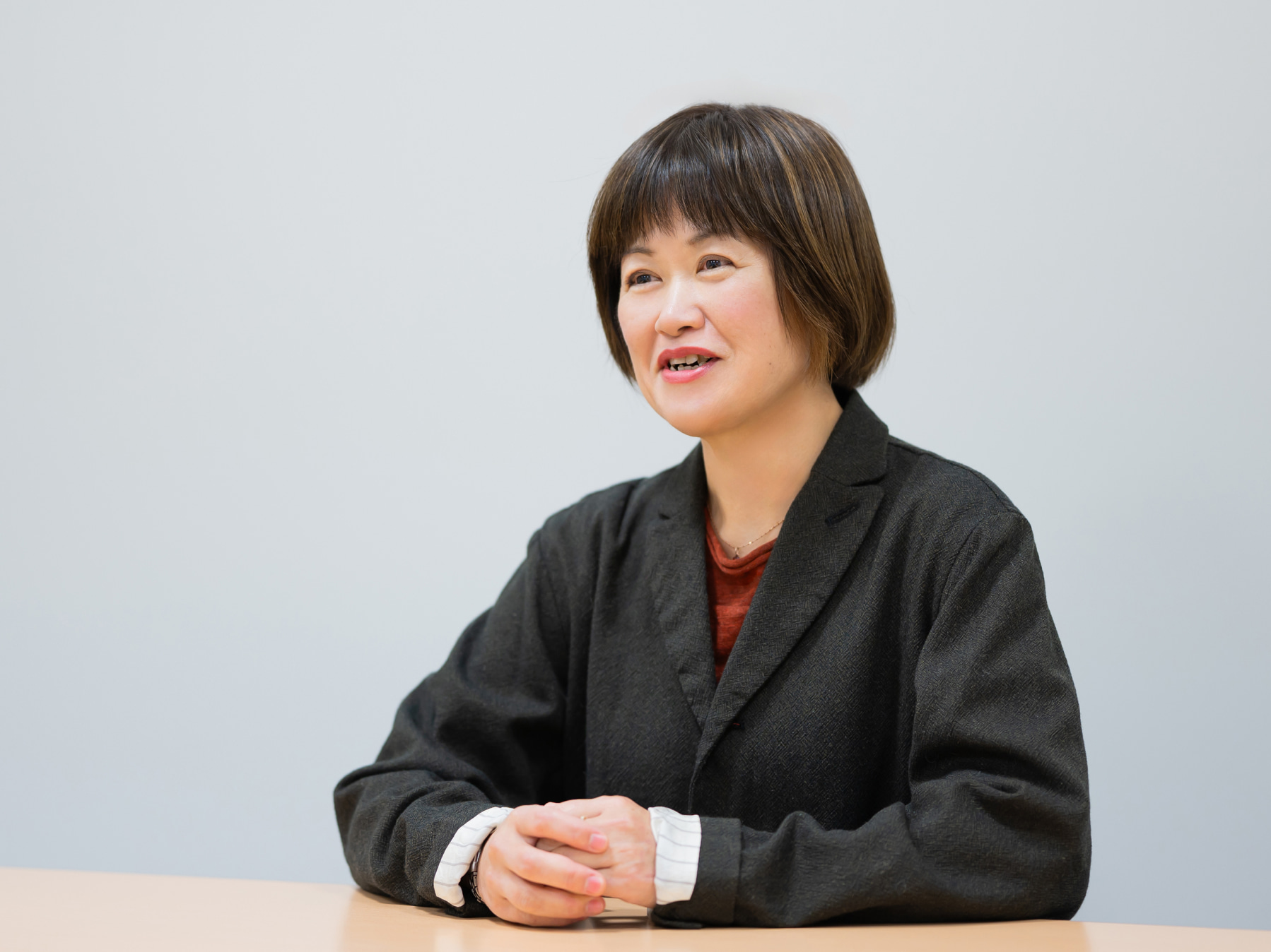 奥田訓子先生がインタビューに応じている様子