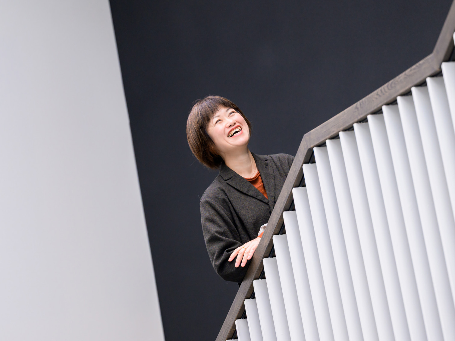 笑顔で上を見上げる奥田訓子先生