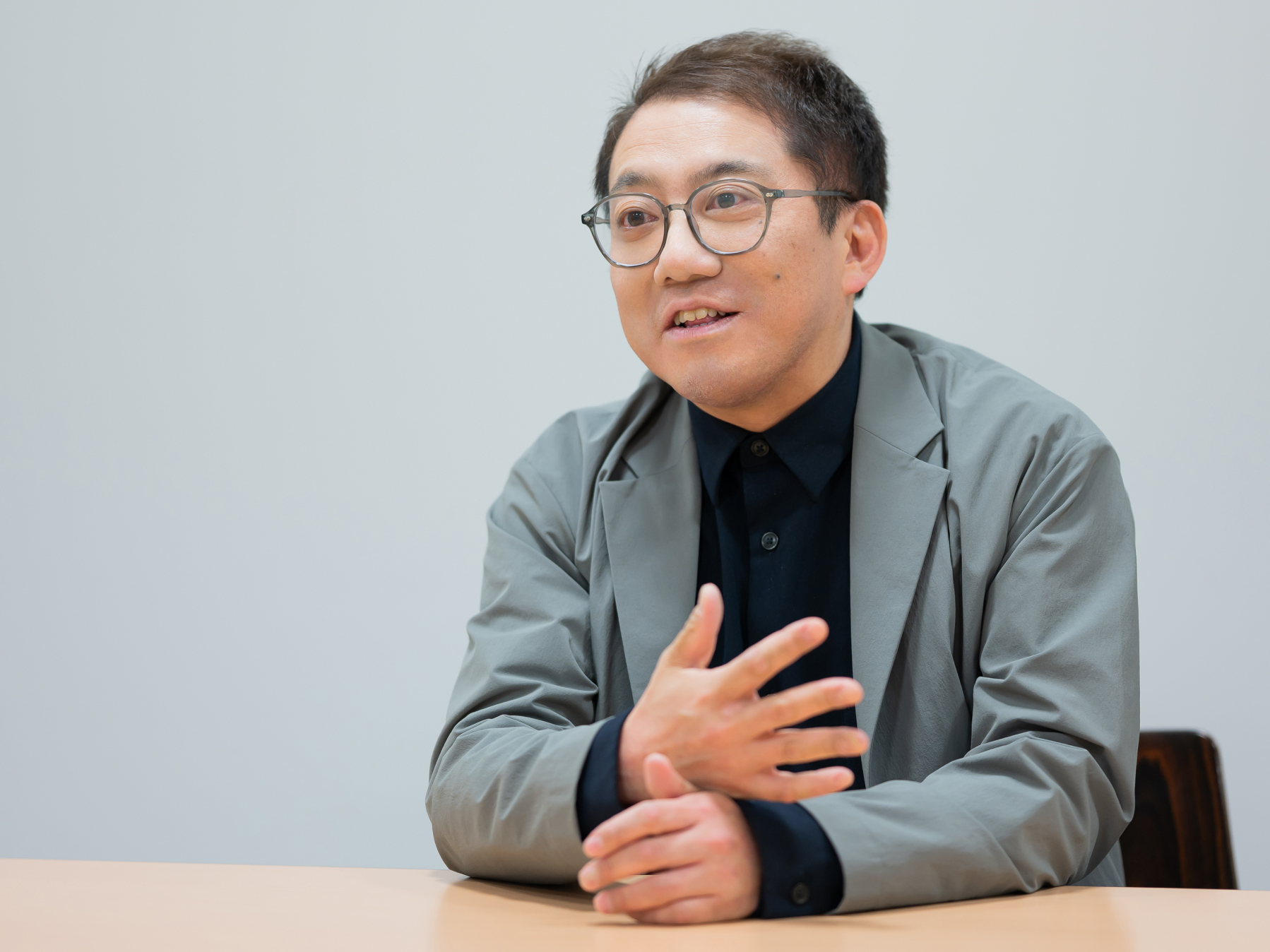 吉田晃弘先生がインタビューに応じている様子
