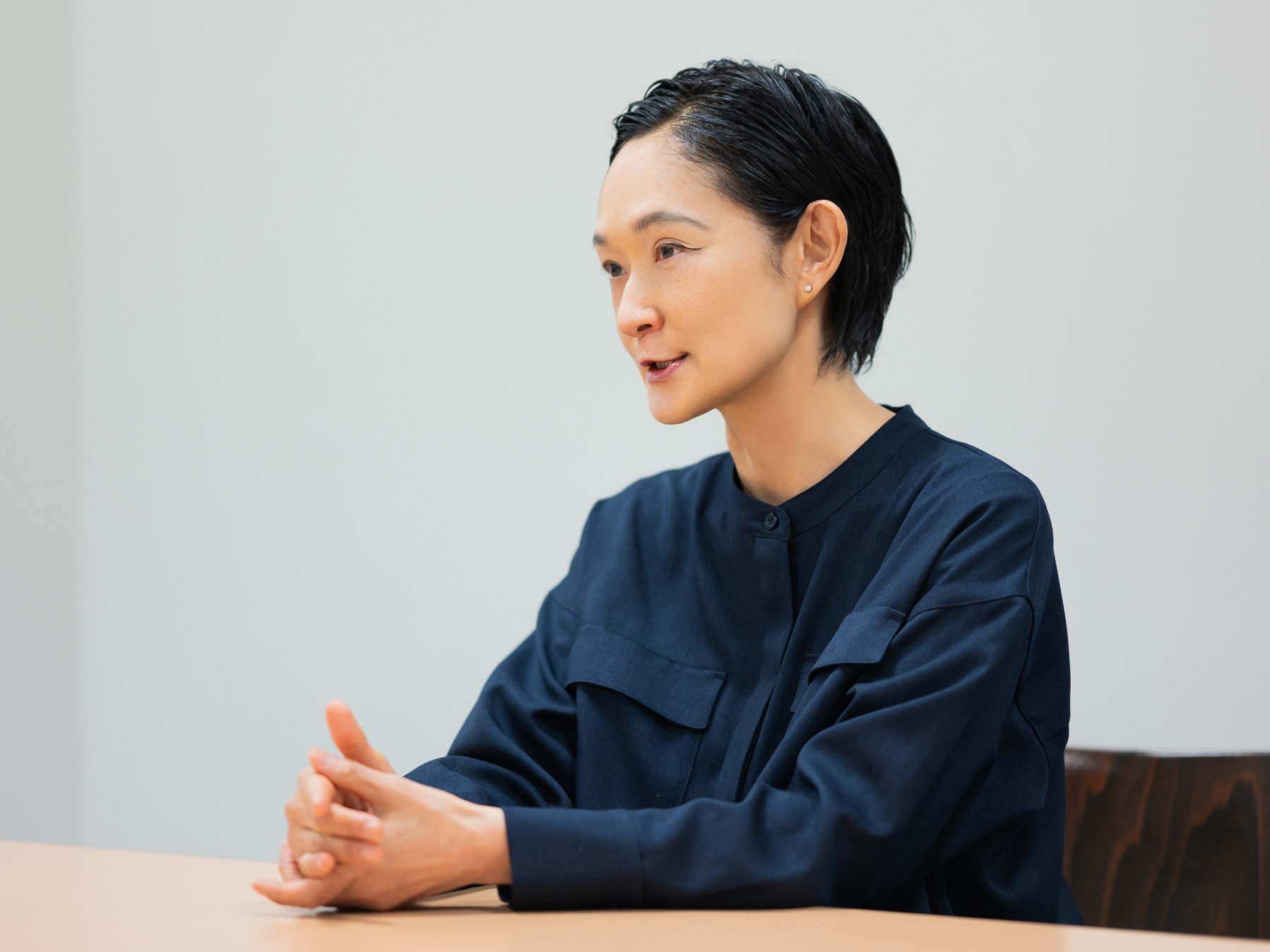 北村明子先生がインタビューに応じている様子