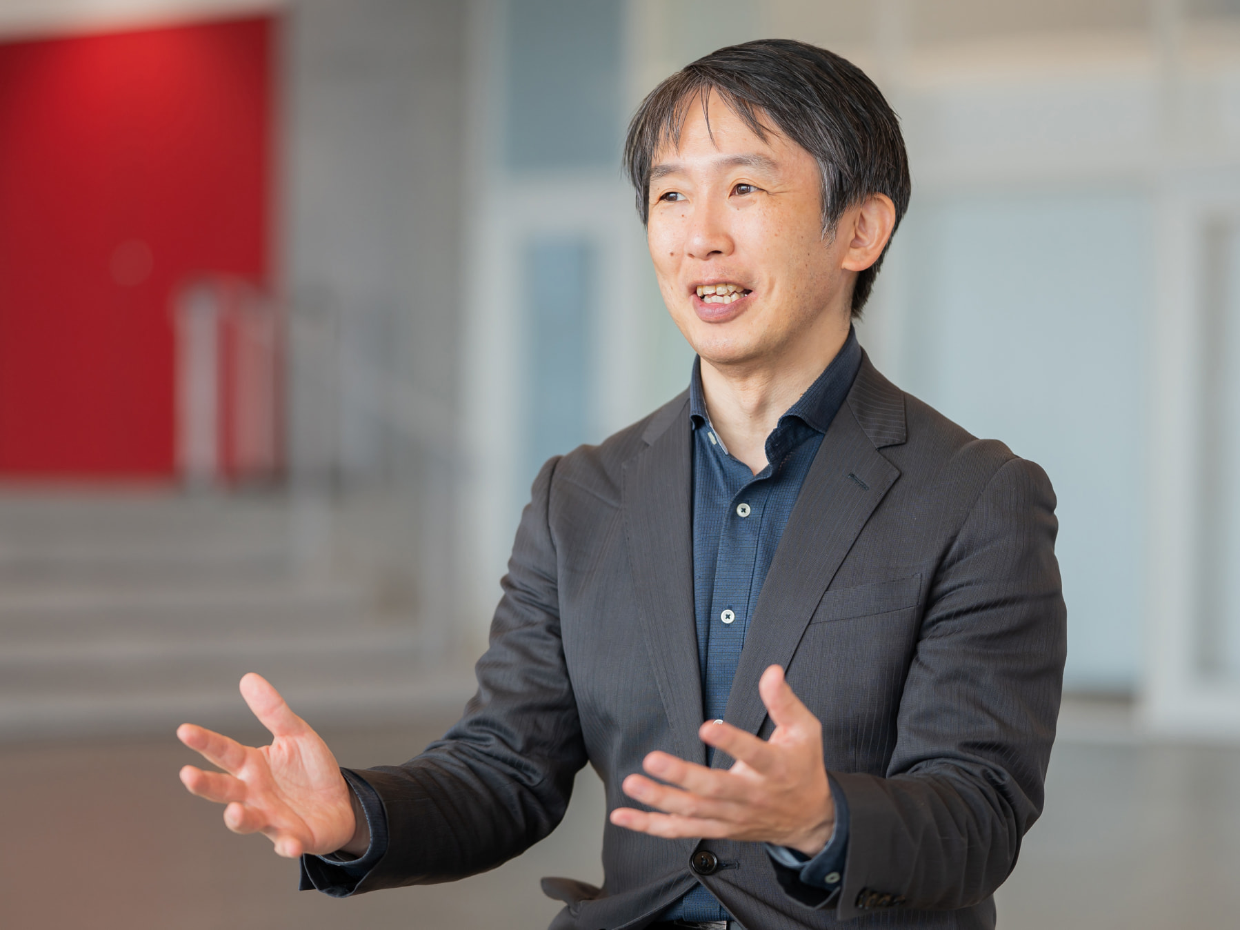 向坂文宏先生がインタビューに応じている様子