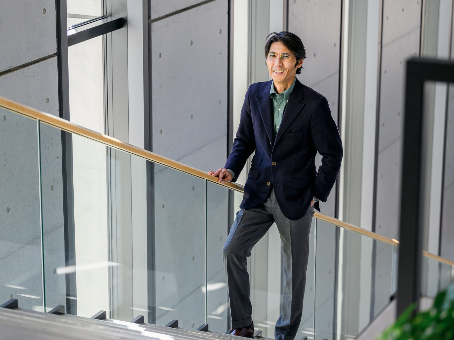 キャンパス内で佇む林秀紀先生