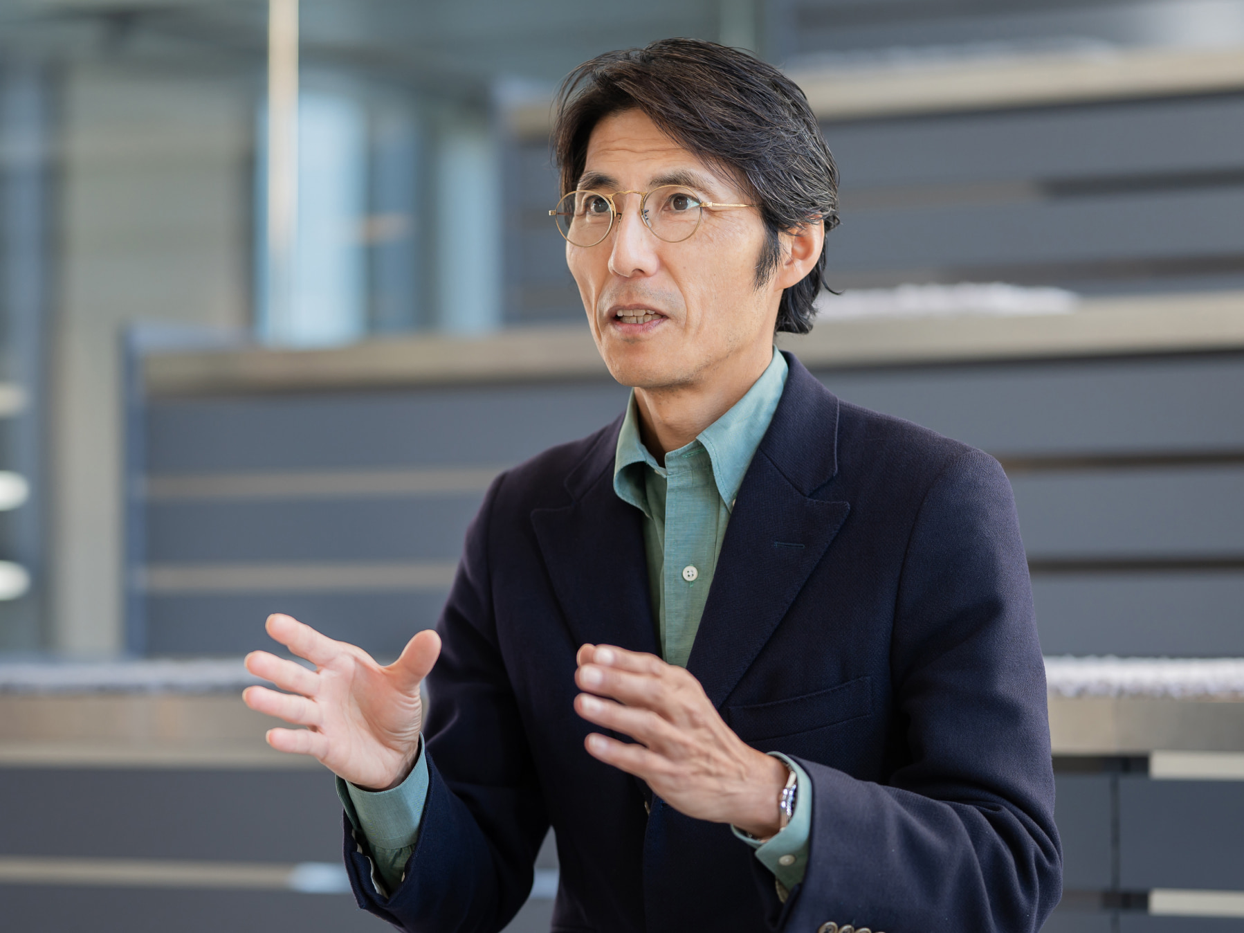 林秀紀先生がインタビューに応じている様子