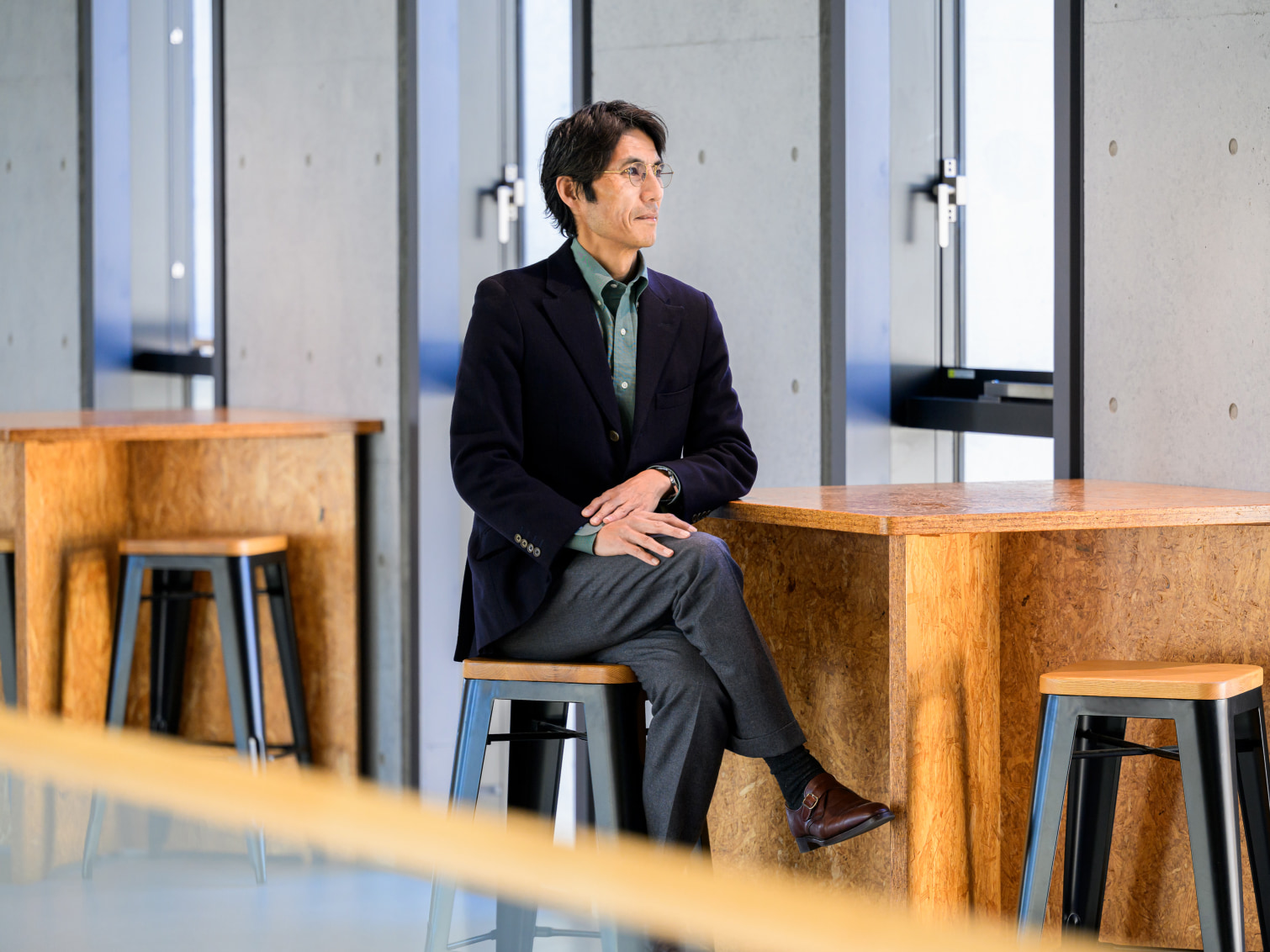 キャンパス内で腰掛ける林秀紀先生