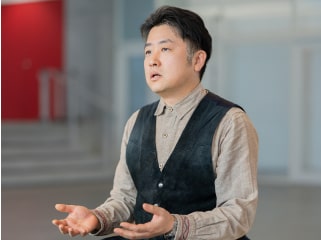 牧野浩紀先生がインタビューに応じている様子