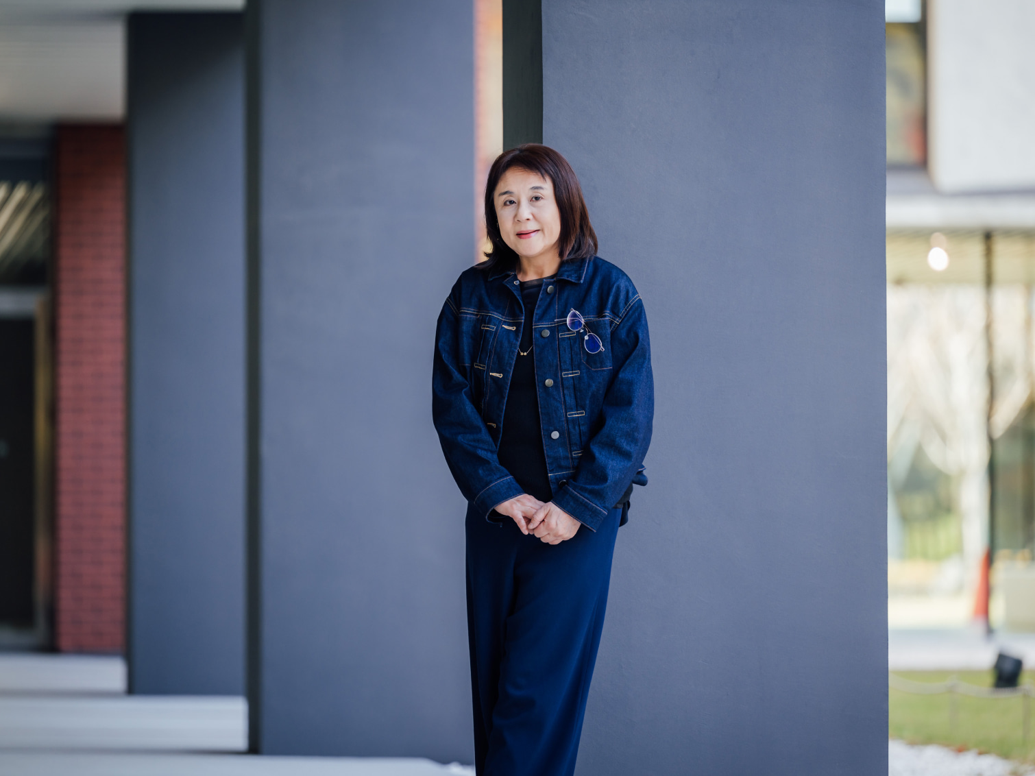 キャンパス内で佇む藤崎いづみ先生