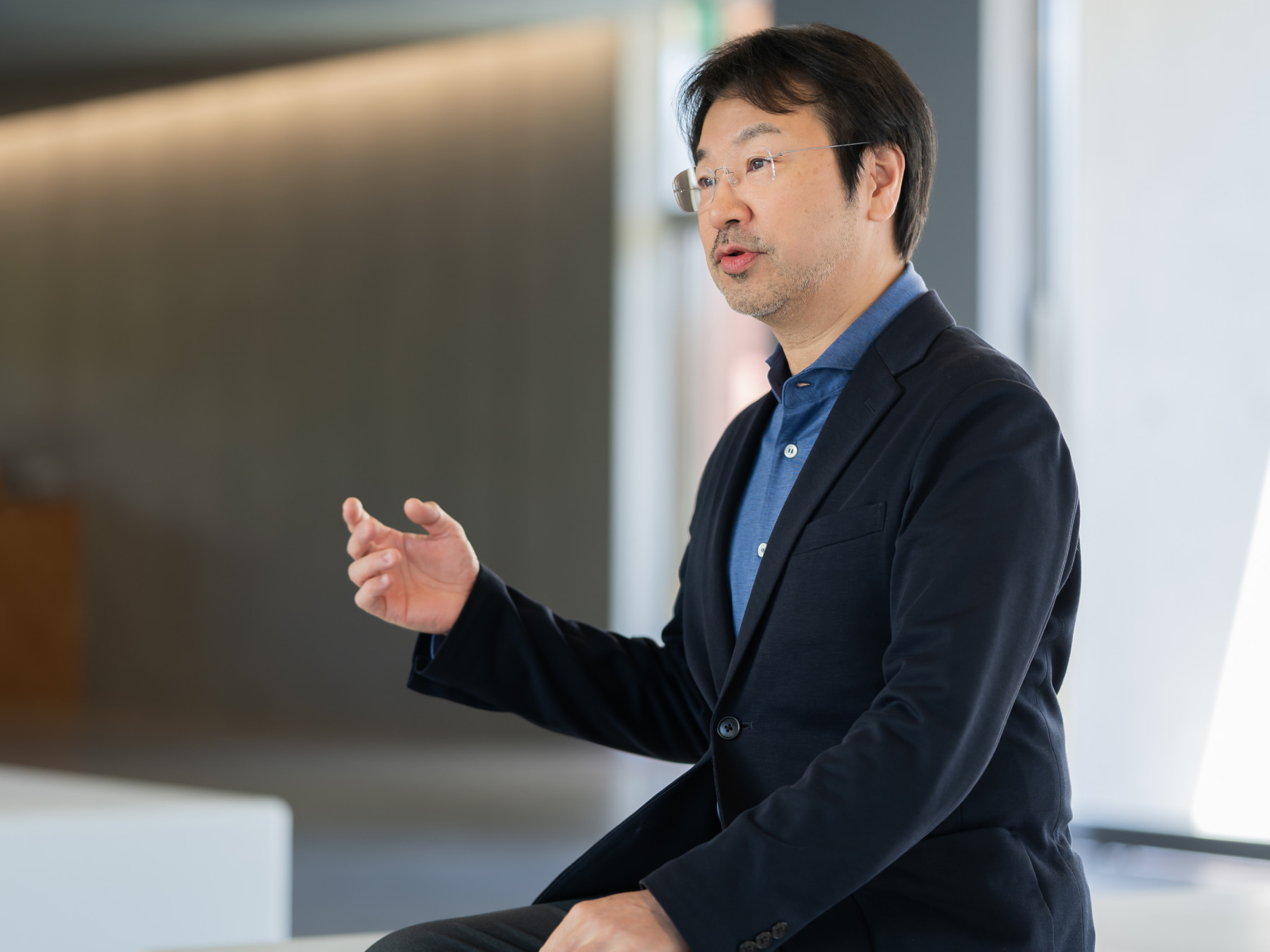佐善圭先生がインタビューに応じている様子