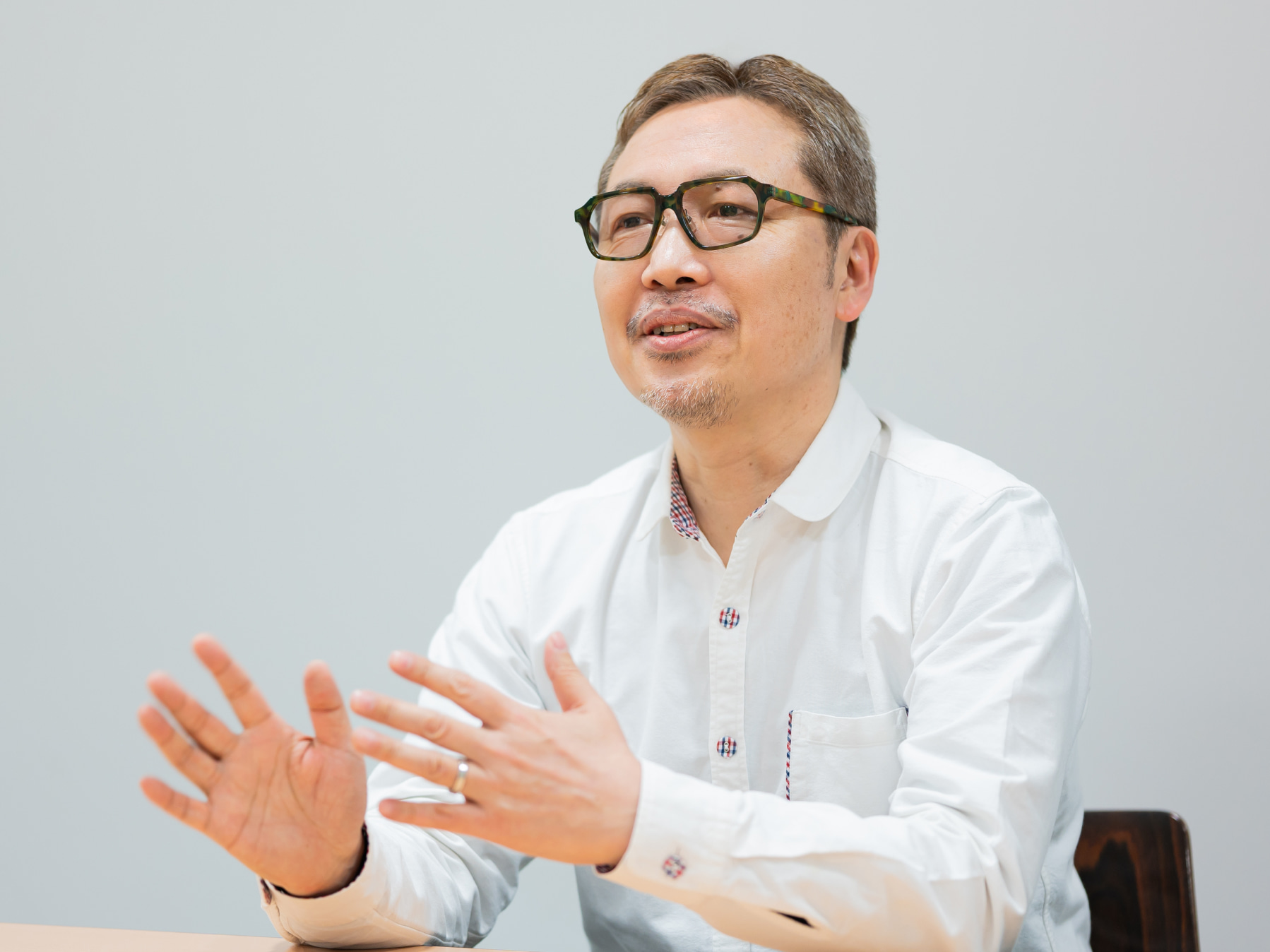 山本憲司先生がインタビューに応じている様子