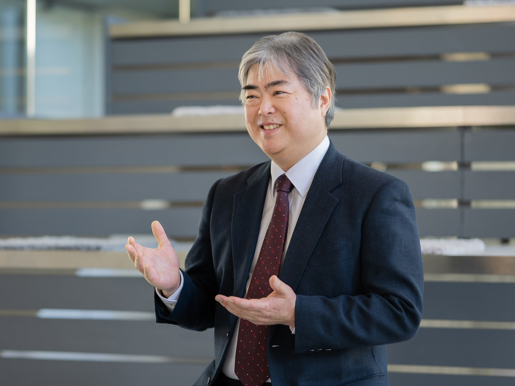松岡邦忠先生がインタビューに応じている様子