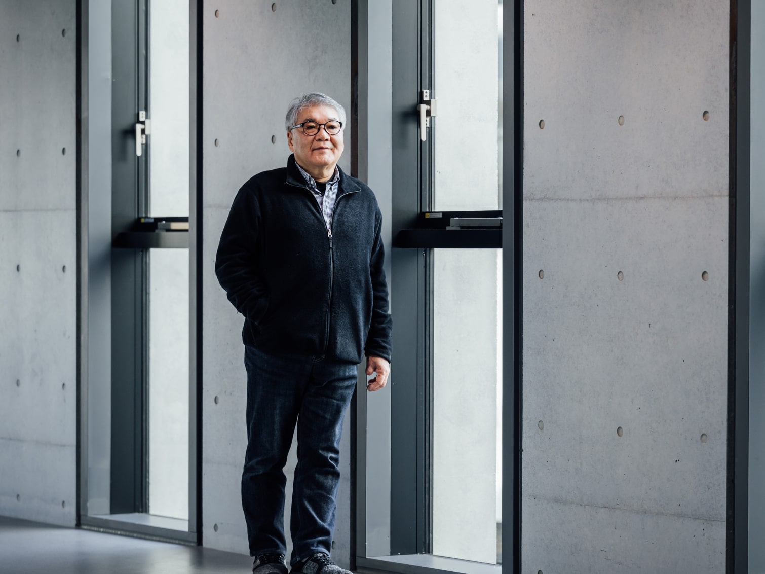 キャンパス内で佇む田中伸幸先生