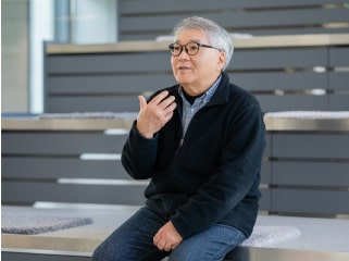 田中伸幸先生がインタビューに応じている様子