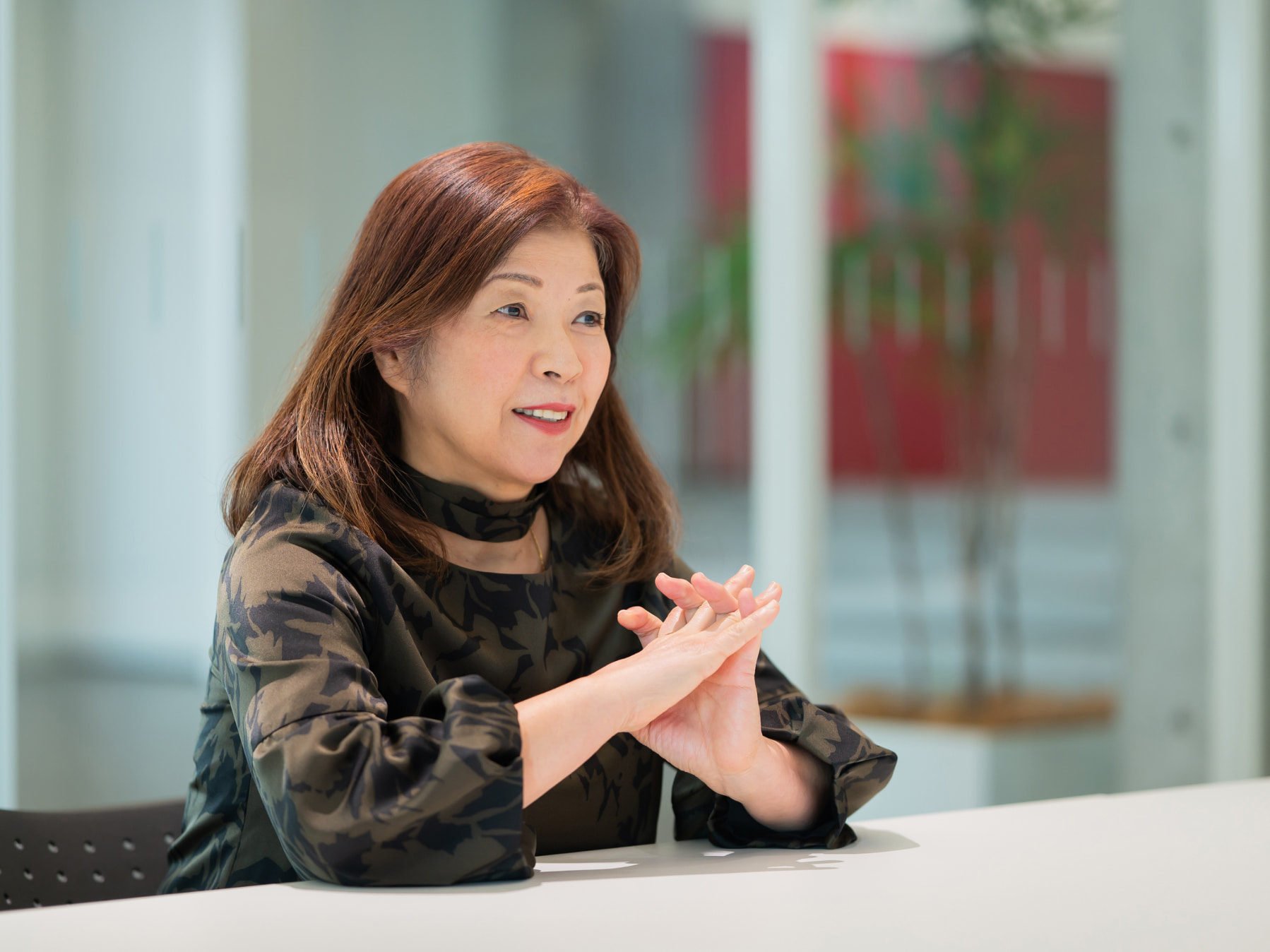 小林玲子先生がインタビューに応じている様子