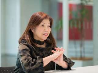 小林玲子先生がインタビューに応じている様子
