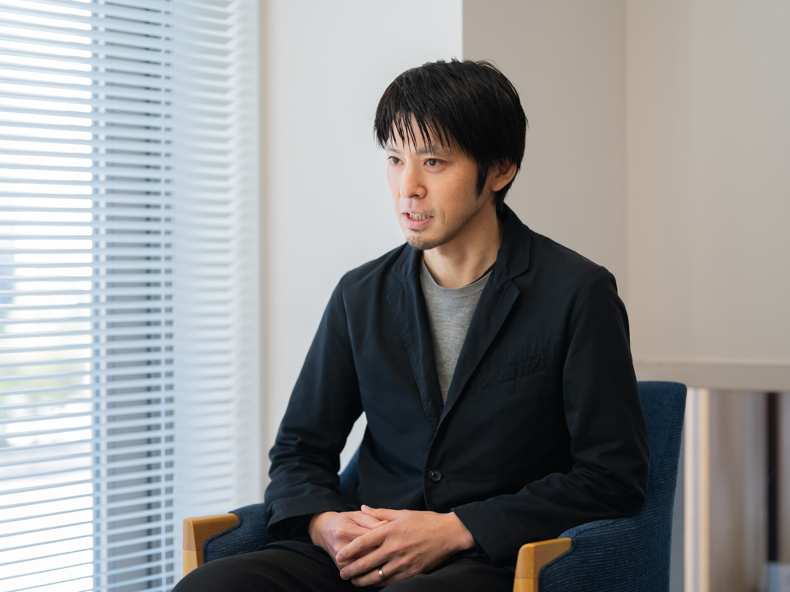 小林良穂先生がインタビューに応じている様子