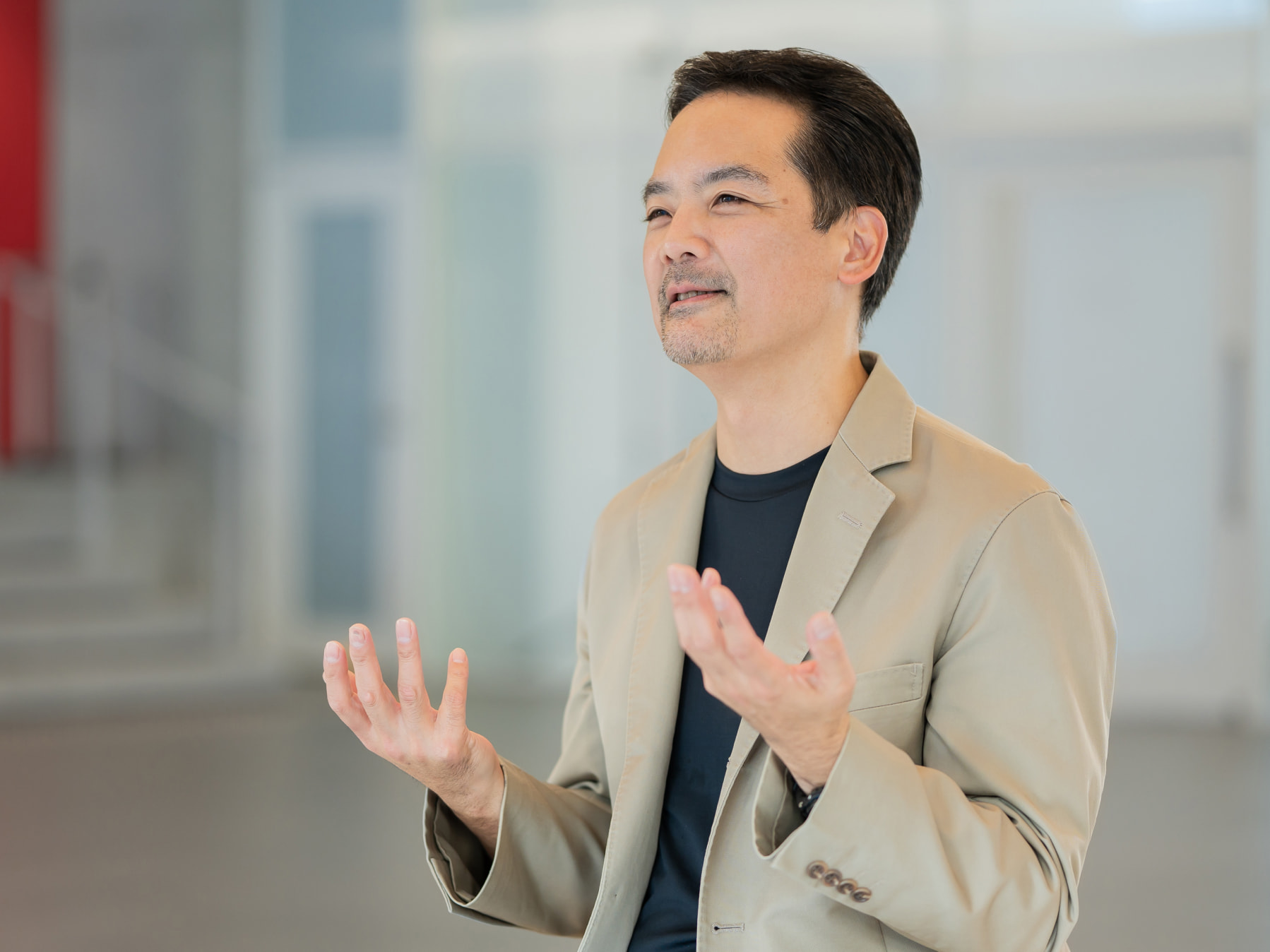 五十峯聖先生がインタビューに応じている様子
