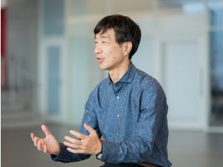 窪田信介先生がインタビューに応じている様子