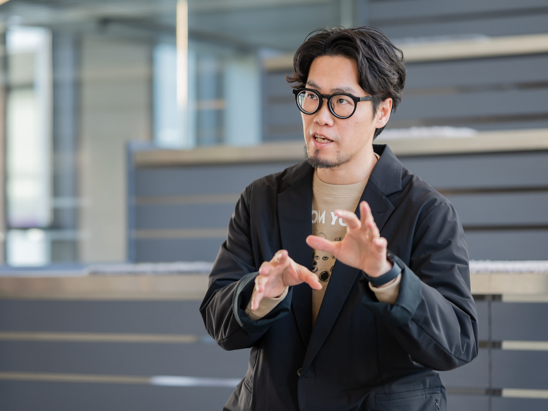 小西俊也先生がインタビューに応じている様子