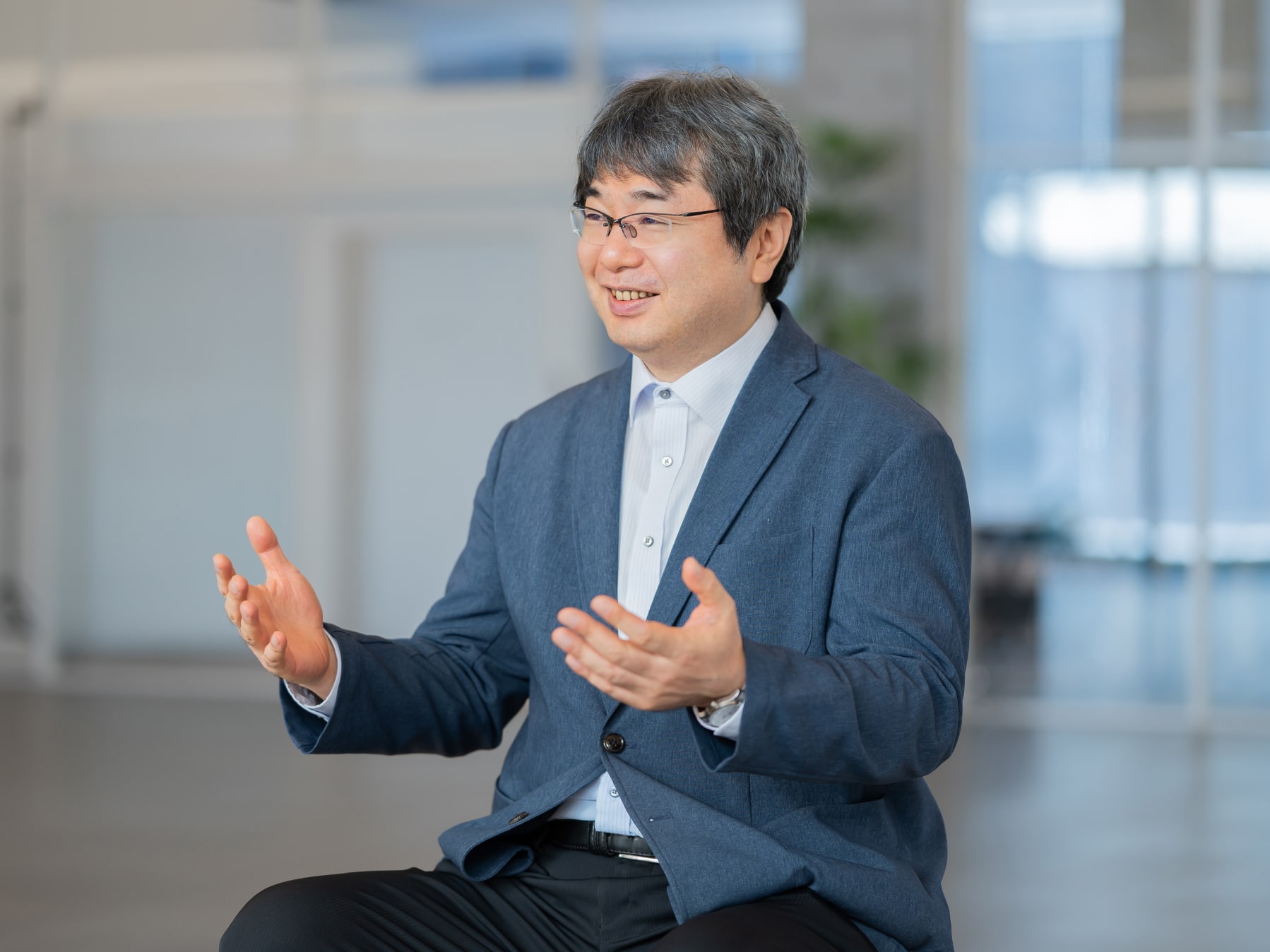 西野毅史先生がインタビューに応じている様子