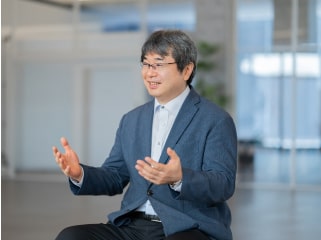 西野毅史先生がインタビューに応じている様子