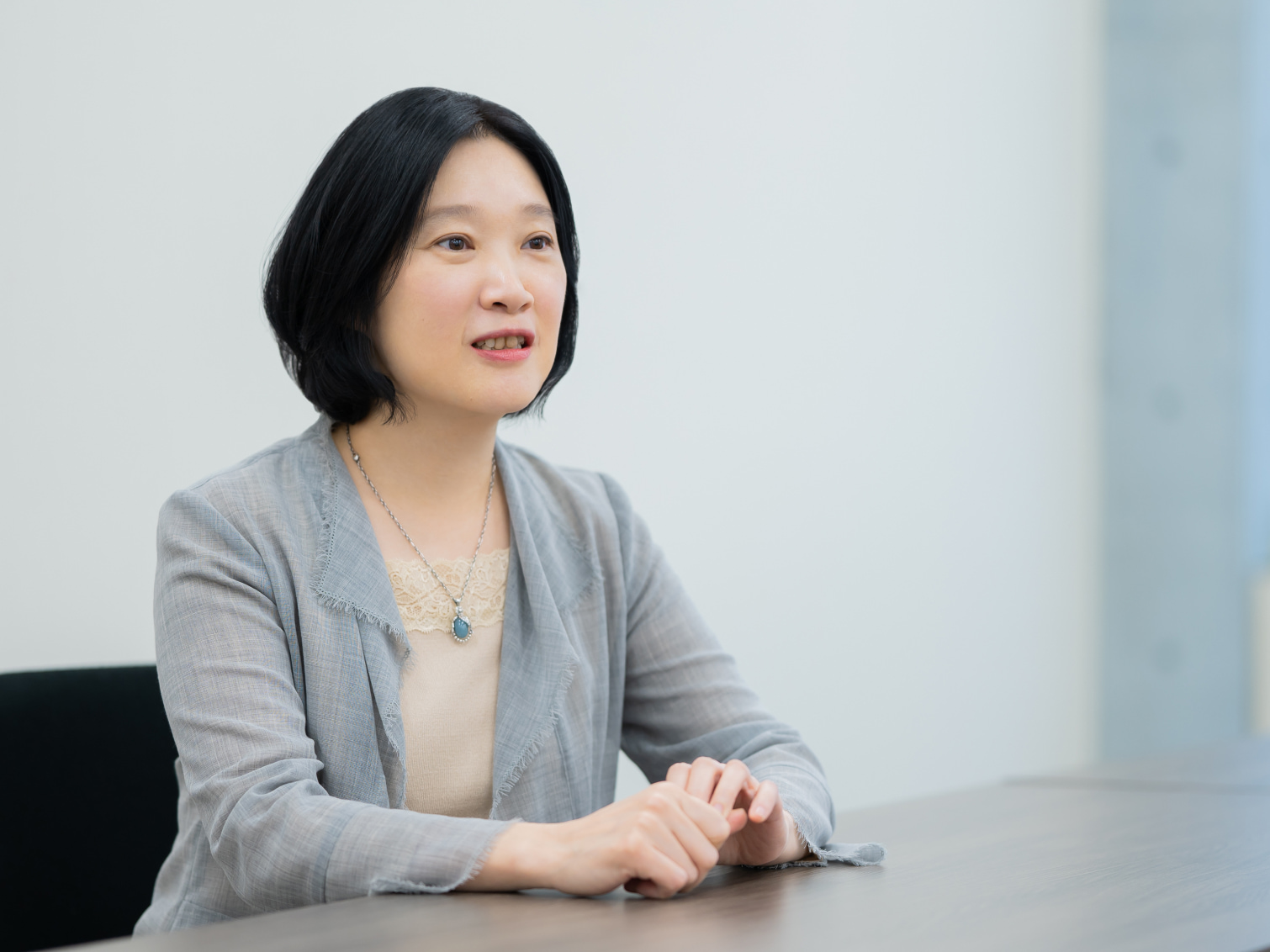 ショパンを弾くときの感覚について語る小早川朗子先生