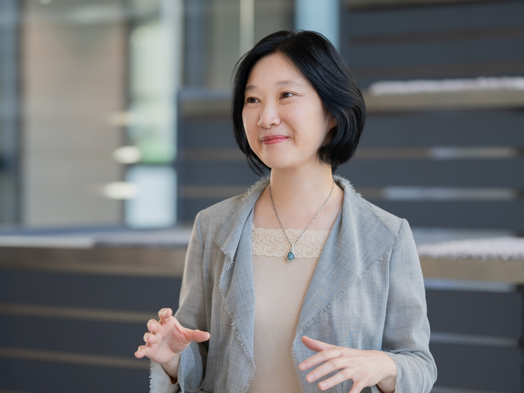 小早川朗子先生がインタビューに応じている様子