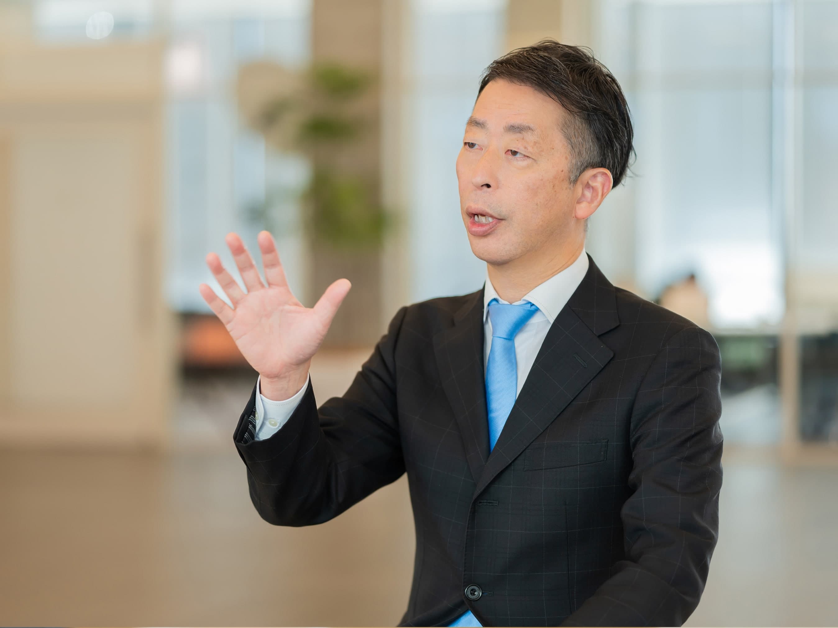 田淵俊彦先生がインタビューに応じている様子
