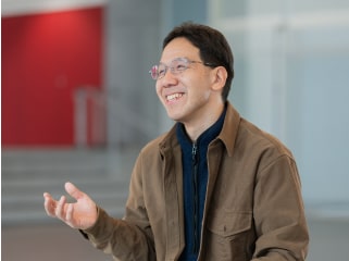 芦辺靖先生がインタビューに応じている様子