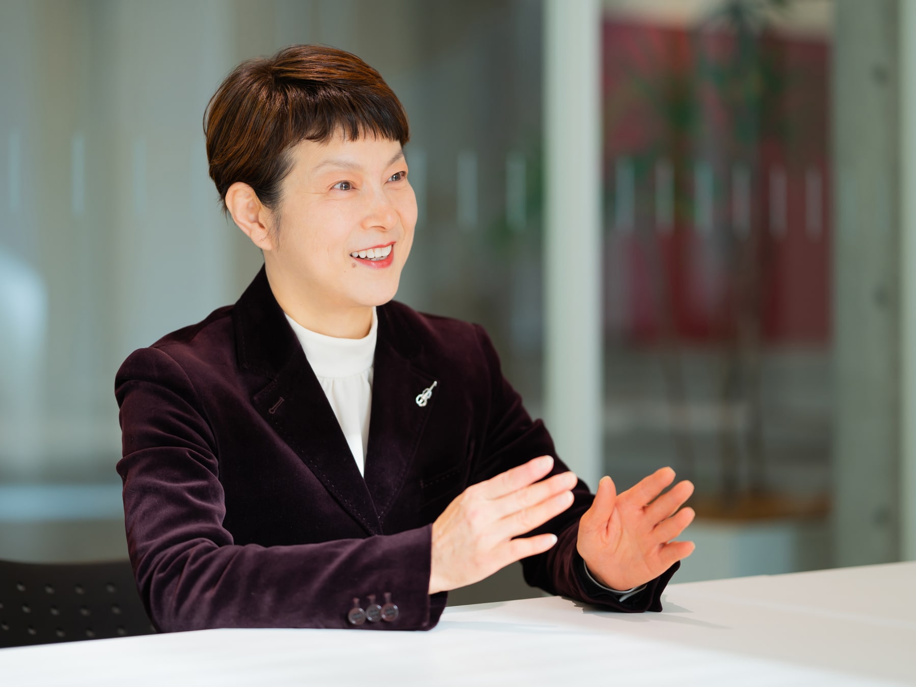 袁英明先生がインタビューに応じている様子