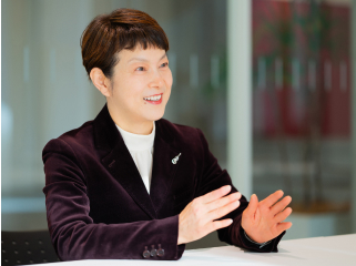 袁英明先生がインタビューに応じている様子