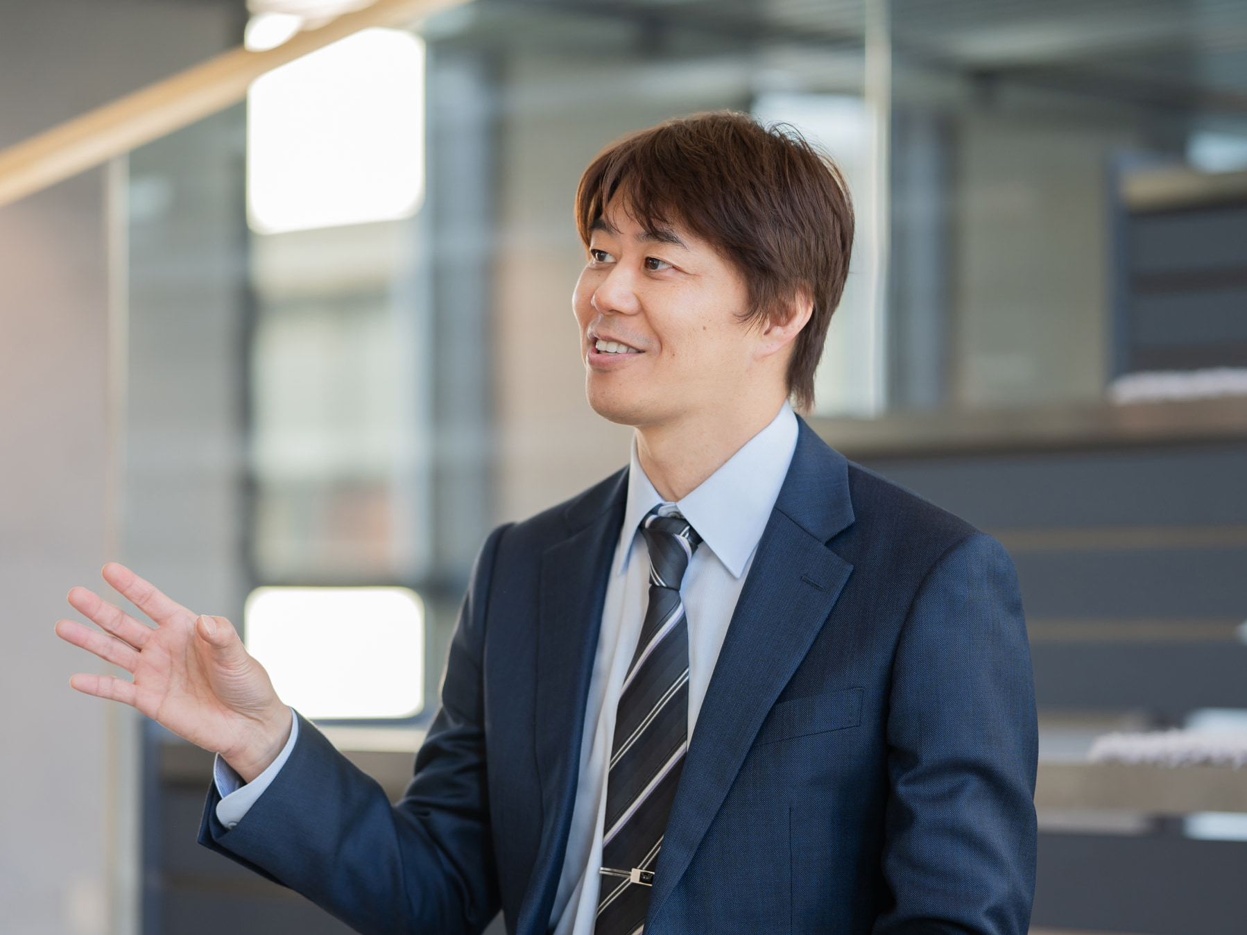 國友淑弘先生がインタビューに応じている様子