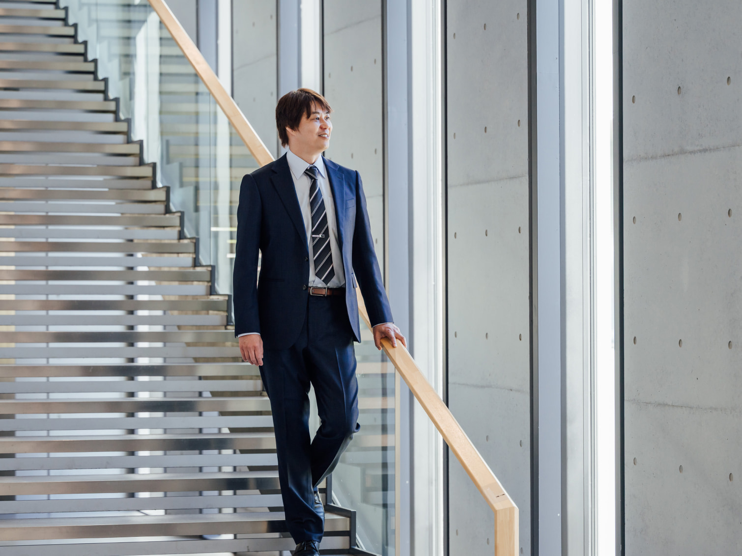 階段を降りる國友淑弘先生