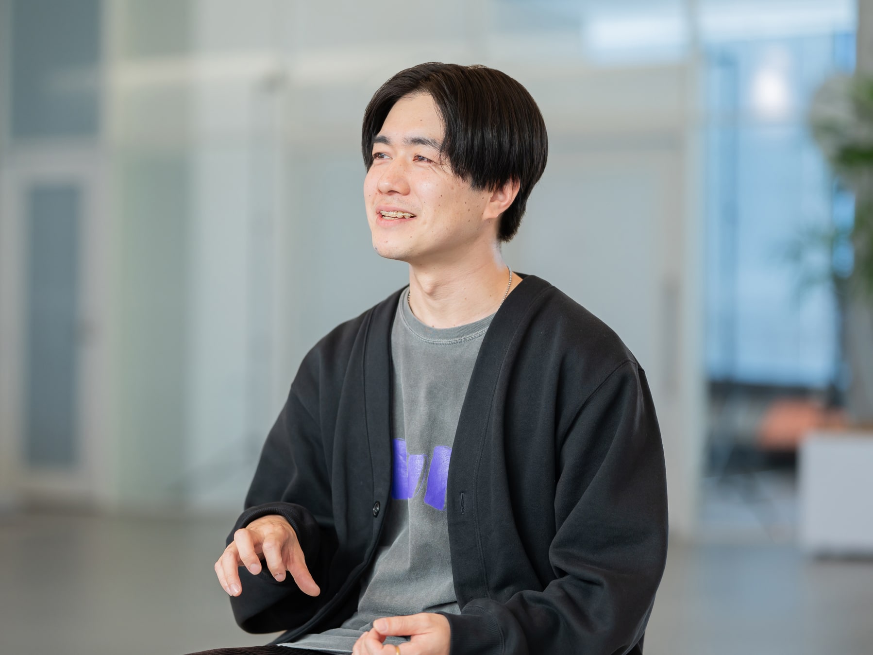 稲葉雄介先生がインタビューに応じている様子