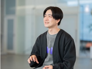 稲葉雄介先生がインタビューに応じている様子