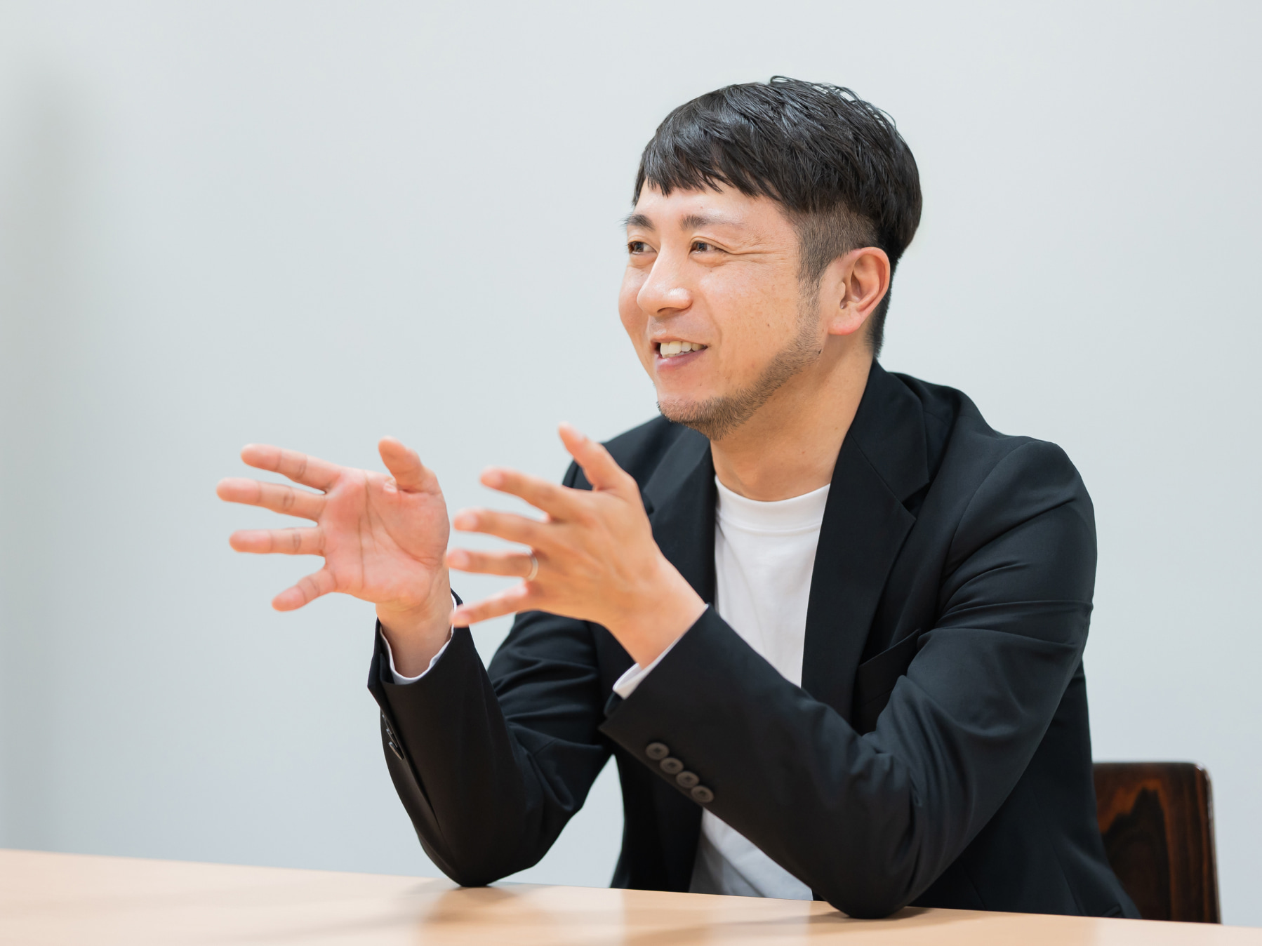 田上豊先生がインタビューに応じている様子