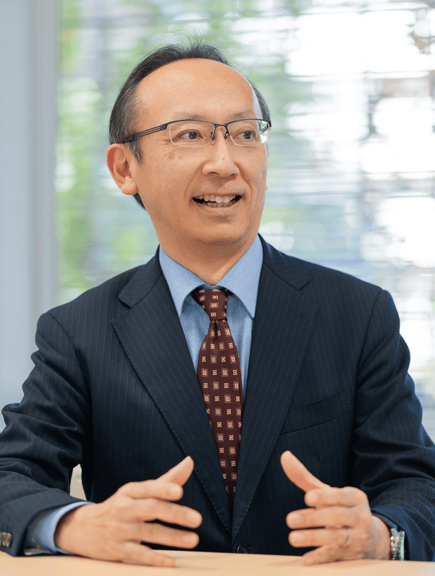 笑顔で話す五十嵐元一先生