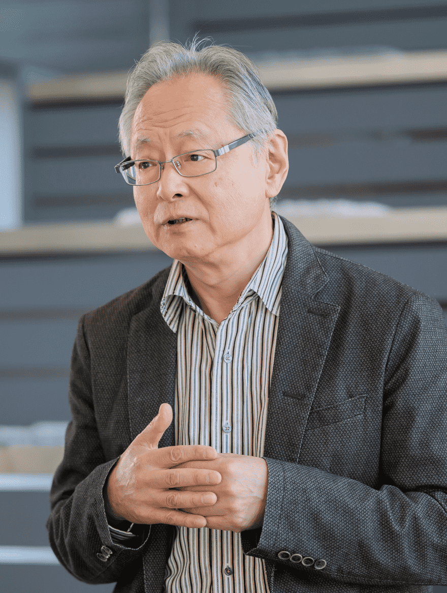 手を添えて語る能祖将夫先生