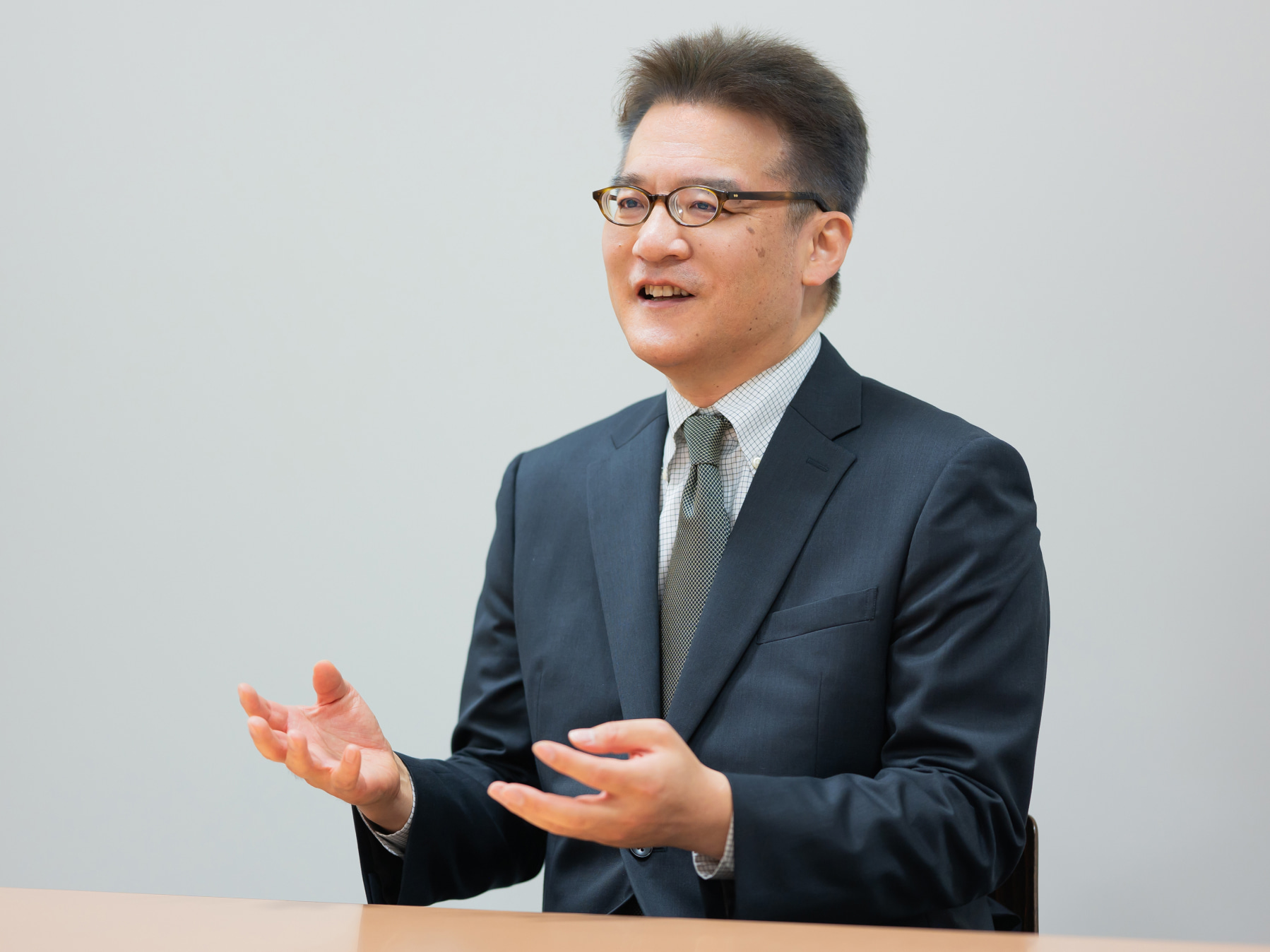 黒田史彦先生がインタビューに応じている様子