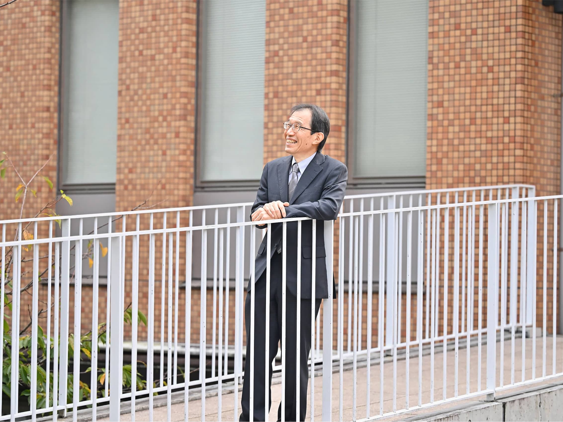 キャンパス内で佇む浦田広朗教授