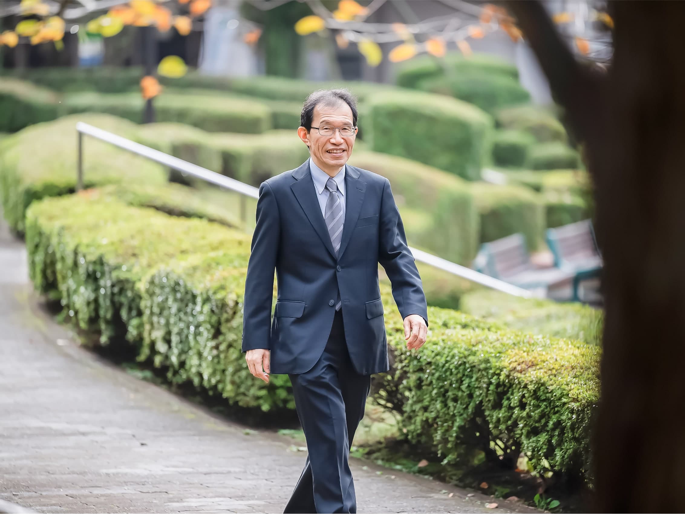 キャンパス内を笑顔で歩く浦田広朗先生