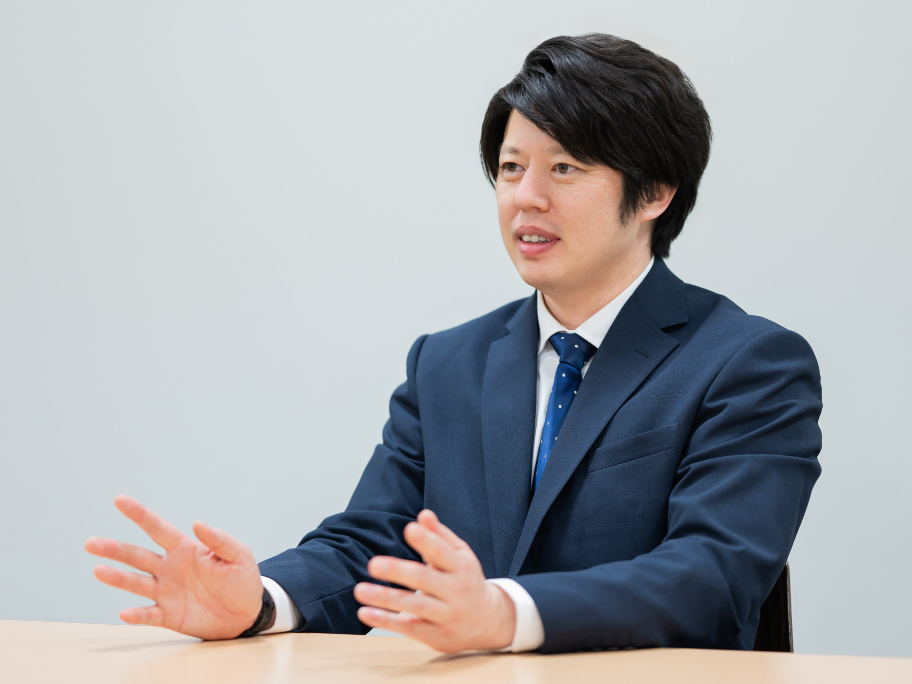 前場康介先生がインタビューに応じている様子