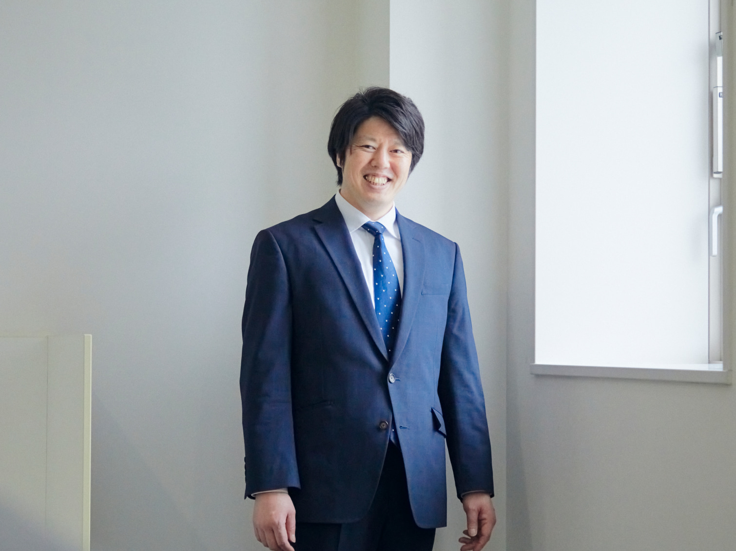キャンパス内で佇む前場康介先生