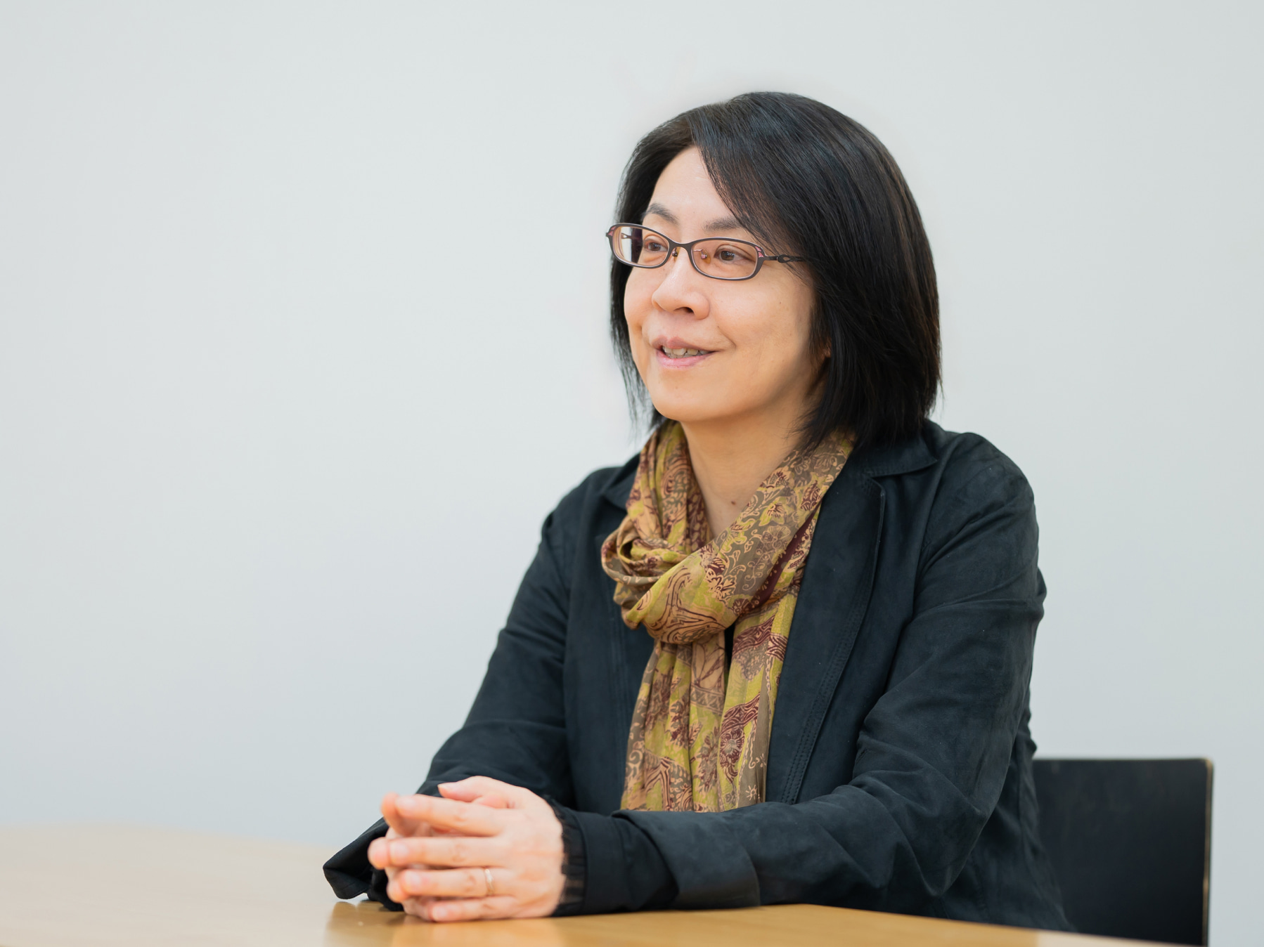 井上直子先生がインタビューに応じている様子